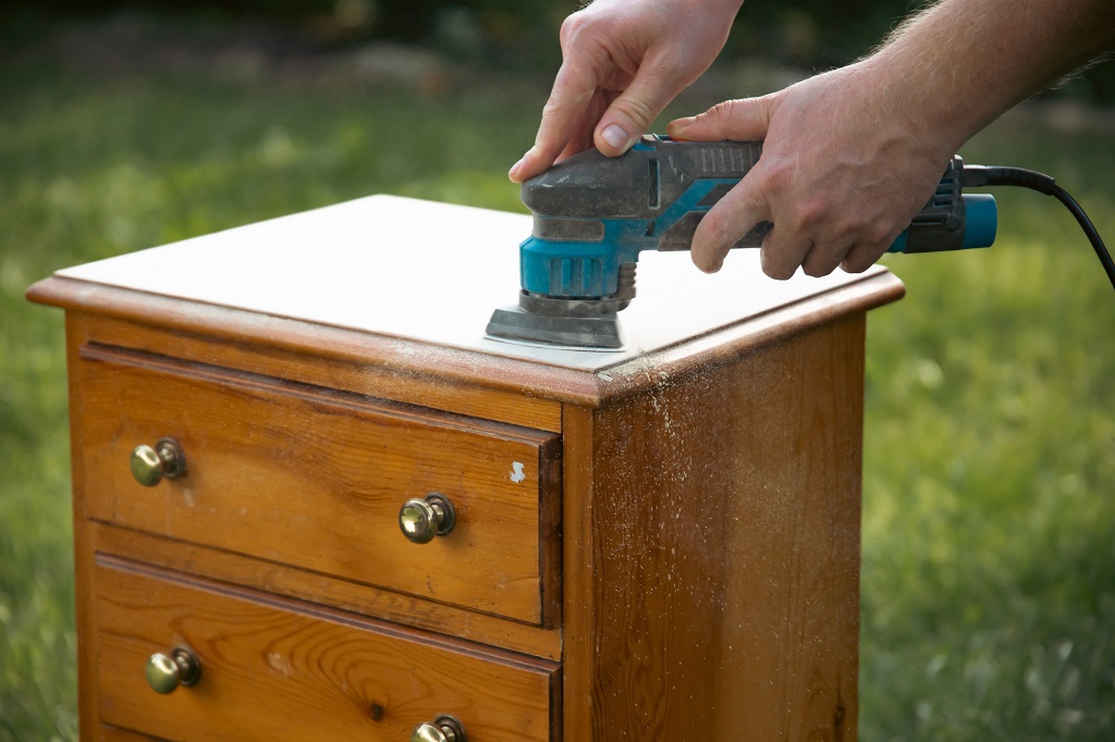 Priprema drvenog nameštaja šmirglanjem uz pomoć električne brusilice