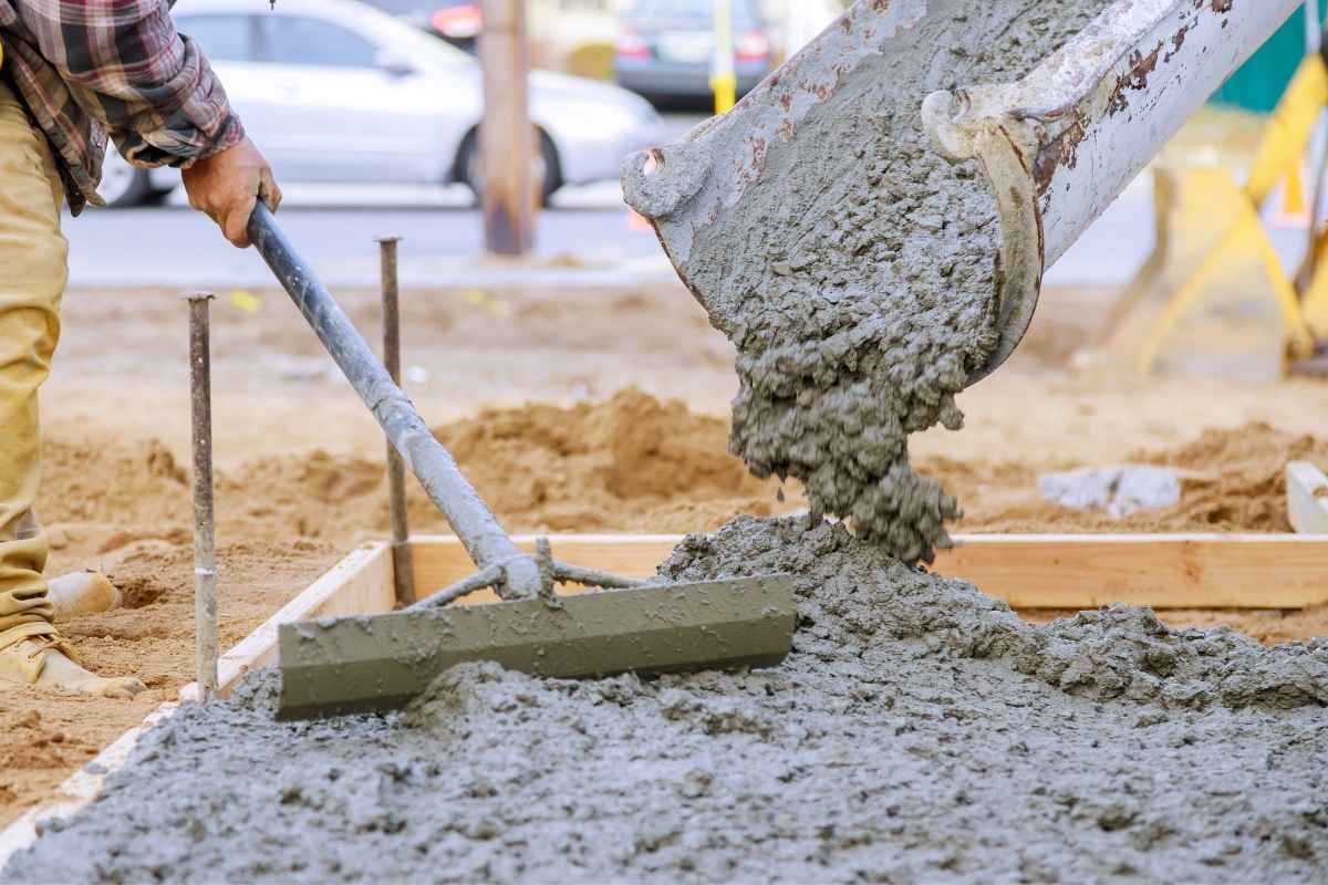 prikaz majstora koji izlivaju beton za betonsku ploču pred zimu