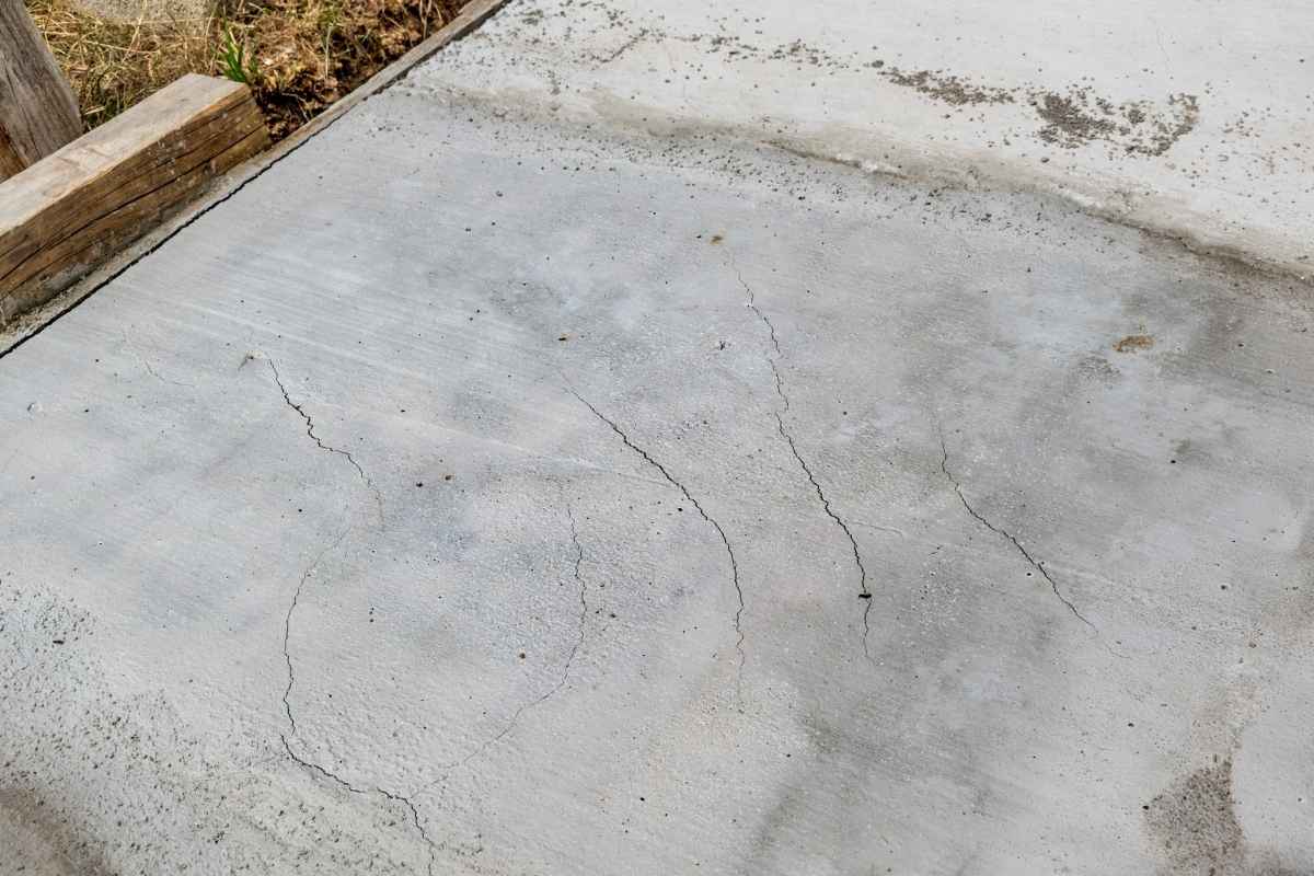 prikaz ispucale izlivene betonske ploče sa oplatom
